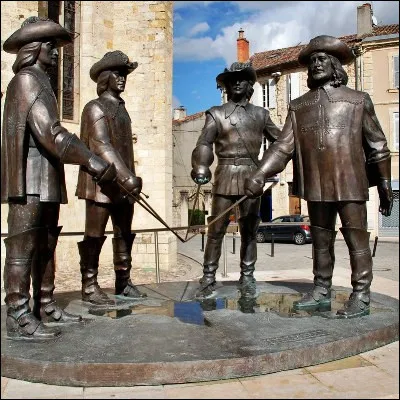 Dans quel département peut-on admirer une statue de DArtagnan et des trois mousquetaires à Condom ?