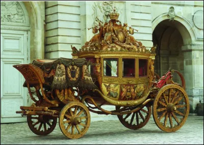 Quel est le nom de de cette voiture hippomobile de luxe, fermée avec des suspensions et 4 roues ?