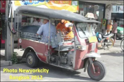 Quel est le nom de ce véhicule motorisé à 3 roues, une légende en Thaïlande, utilisé principalement en taxi ?