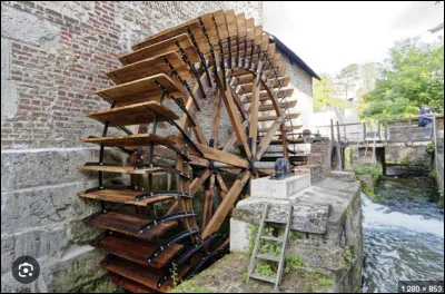 Quel est le nom de cette roue qui produit de l'énergie grâce à un fluide ?