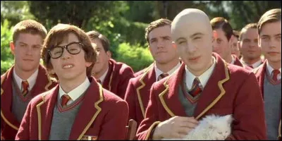 Dans quel film pastiche de 1997, Mike Myers joue-t-il deux rôles diamétralement opposés ?