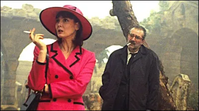 Combien de personnes différentes sont incarnées dans le film "Smoking / No Smoking" par le duo Arditi, Azéma ?