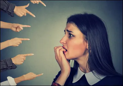 Est-ce que cette personne te reproche souvent des choses (aussi petites soient-elles) ?