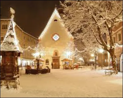 Comment surnomme-t-on les messes quotidiennes c&eacute;l&eacute;br&eacute;es aux Philippines dans la p&eacute;riode de No&euml;l ?