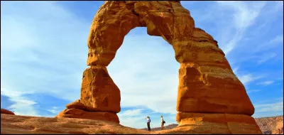 Après, Lune suggère à Péril de les attendre à la grande arche. Quest-ce que Péril voit et que n'a-t-elle pas fait exprès de grave ?