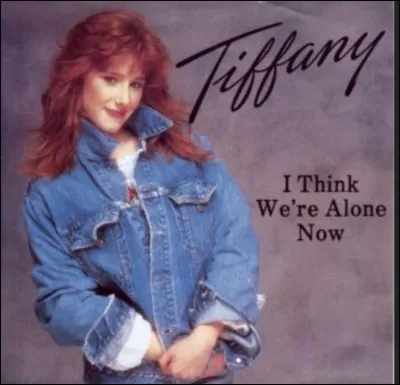 Dans la saison 5, dans quel contexte le titre populaire ''I Think We're Alone Now'' de Tiffany, est-il intégré ?