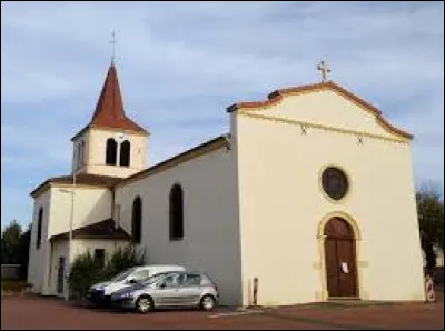 Voici l'église Saint-Pierre-et-Saint-Claude, à Pradines. Village d'Auvergne-Rhône-Alpes, dans l'aire d'attraction Roannaise, il se situe dans le département ...