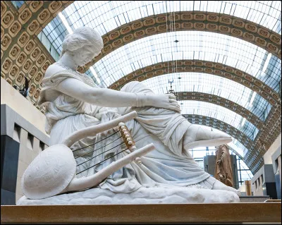 Dans la sculpture gothique, quels éléments stylistiques sont les plus caractéristiques ?