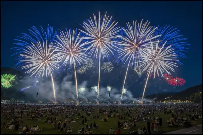 Artifice : Le 14 juillet, quelle ville fran&ccedil;aise vous propose un spectacle pyrotechnique enchanteur, lors de sa f&ecirc;te du Lac ?