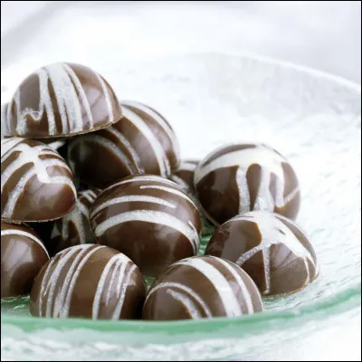 Qui distribuent des friandises aux enfants dans les écoles ?