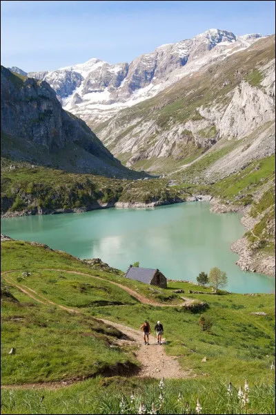 Quel est le nom de la chaîne de montagnes séparant lEspagne de la France ?