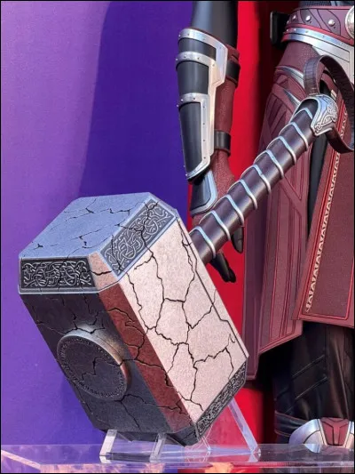 Dans Avengers, qui d'autre que Thor brandit le Mjolnir ?