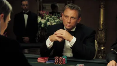 Qui incarne James Bond dans Casino Royale ?