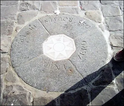 Cela fait un an que Notre-Dame de Paris a ouvert ses portes, 11 millions de visiteurs ont foulé son parvis. Quelle est la particularité de ce parvis ?