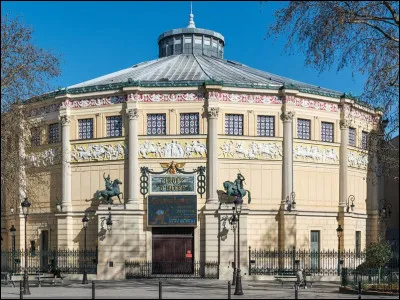 Le Cirque d'Hiver à Paris a été inauguré en 1852, mais c'est en 1934 qu'il évoluera vers le cirque traditionnel grâce à la famille Bouglione. Il accueillera en 1859, un certain Jules Léotard qui présentera un numéro unique dont il en sera l'inventeur. Quelle discipline a présenté cet artiste ?