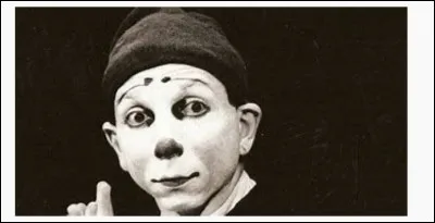 (1950-2025) - Il était curieux de tout le clown Buffo (alias Howard Buten) et talentueux. Entre chanteur, musicien, danseur, ventriloque, écrivain et docteur en psychologie clinique, il consacra également une partie de sa vie à une autre spécificité dont on entend beaucoup parler de nos jours. Quelle est-elle ?