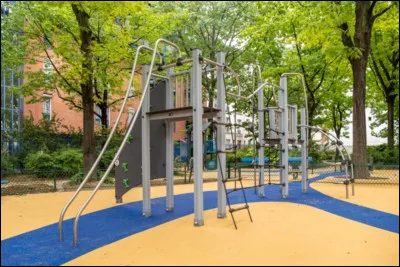 Puis Sami part retrouver ses amis au________.