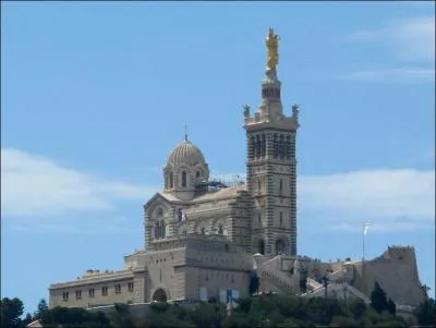 Considre par la population comme la protectrice de la ville, Notre-Dame-de-la-Garde domine Marseille. De style no-byzantin elle fut construite entre 1853 et 1864. Les Marseillais la surnomme ...