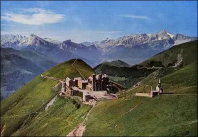 La Vierge Marie serait apparue  cet endroit en 1846. C'est devenu le 2me lieu de plerinage en France. Situ  1800m d'altitude en Isre c'est ...