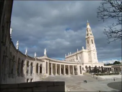Ici aussi la Vierge serait apparue  trois bergers en 1917. Devenu un clbre plerinage catholique Notre-Dame de Ftima se trouve ...