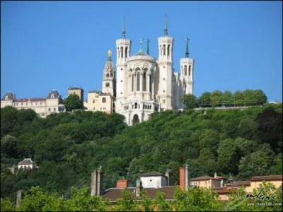 Notre-Dame de Fourvire domine la ville de Lyon. Construite  l'emplacement de l'ancien Forum de Trajean c'est une ...