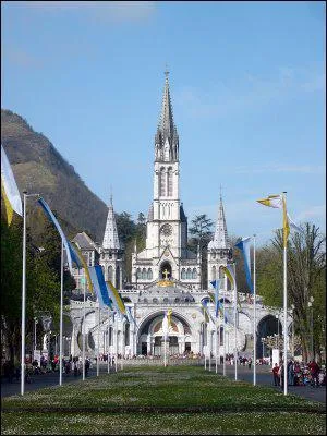 Construite entre 1823 et 1869 la basilique Notre-Dame-du-Rosaire  Lourdes est le 3me plus important lieu de plerinage catholique au monde. Sur le gave de Pau, Lourdes est dans les ...