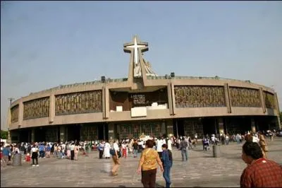 Notre-Dame-de-Guadalupe est le nom donn  la Vierge Marie sur le continent amricain. Une basilique lui est ddie et plus de 20 000 000 de plerins viennent y prier chaque anne ? Elle se trouve 