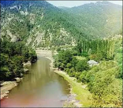 Dans quelle partie de la planète coule le fleuve Koura ?