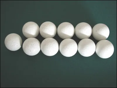 Ces balles sont utilisées pour jouer au golf.