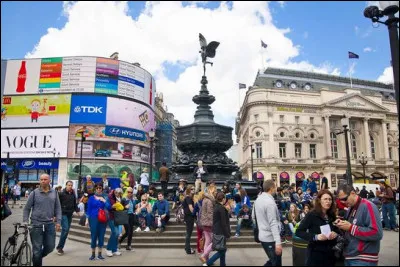 Quelle est la place la plus célèbre de la capitale ?