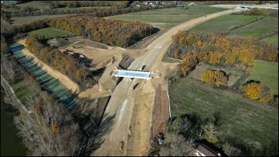 L'ouverture de l'autoroute A69 est toujours esp&eacute;r&eacute;e pour octobre 2026. Alors que les travaux ont d&eacute;but&eacute; en mars 2023, cette autoroute a &eacute;t&eacute; au c�ur de l'actualit&eacute; ces derni&egrave;res ann&eacute;es, notamment pour ses opposants qui se font entendre. Quelles villes cette autoroute reliera-t-elle &agrave; terme ?