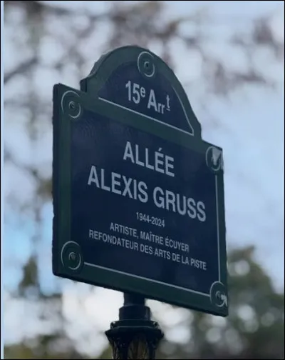 Pour Alexis Gruss, le cirque a été toute sa vie. Formé dès l'âge de 7 ans, directeur de cirque à 27 ans, il ne cessera de s'épanouir et de transmettre son art au sein de son univers circassien. Un bel hommage que cette allée Alexis Gruss qui vient d'être inaugurée ce 25 novembre 2025, mais dans quelle ville de France ?