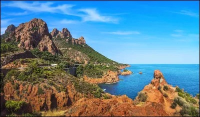 Dans quelle région est situé le massif de l'Estérel ?