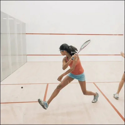 Au squash, combien de murs compte le terrain ?