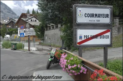 Quel le chef-lieu de la r&eacute;gion italienne de la Vall&eacute;e d'Aoste, o&ugrave; le fran&ccedil;ais a le statut de langue officielle au m&ecirc;me titre que l'italien ?