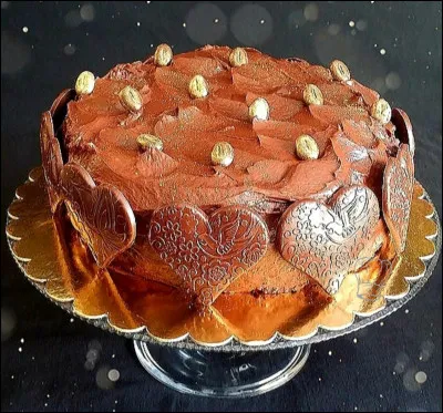 Quel est le nom de la pâtisserie à base de pâte à croissant fourrée de crème pâtissière et nappée de ganache au chocolat ?