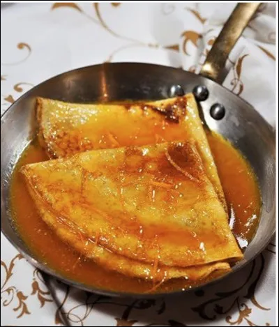 Quel est le nom de ce type de crêpe au beurre caramélisé avec du jus d'orange et de l'alcool de Grand Marnier ?