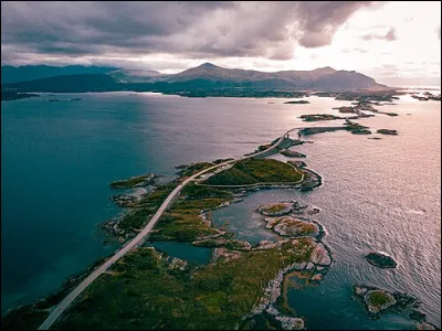 Quel bonheur de parcourir les 8 kilom&egrave;tres de la route de l'Atlantique. Admirez. O&ugrave; suis-je ?
