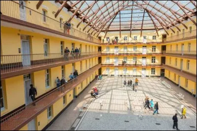 Je visite aujourd'hui le familist&egrave;re de Guise, haut lieu de l�histoire &eacute;conomique et sociale fran&ccedil;aise des XIXe et XXe si&egrave;cles. O&ugrave; suis-je ?