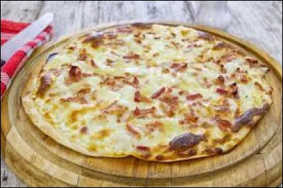 Sur une tarte flamb&eacute;e, on y trouve des lardons.