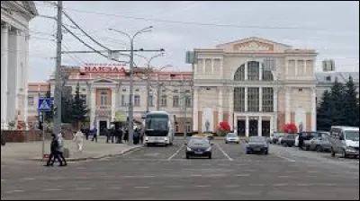 Située dans le sud-est du pays près de la frontière ukrainienne et peuplée de 530 000 habitants, c'est après Minsk, la deuxième ville de Biélorussie :