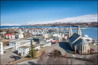 Principal centre du nord du pays, c'est la deuxième agglomération d'Islande derrière Reykjavik avec 19 000 habitants :