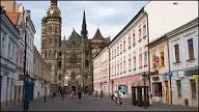 Quelle est, derrière Bratislava, la deuxième ville de Slovaquie avec 220 000 habitants ?