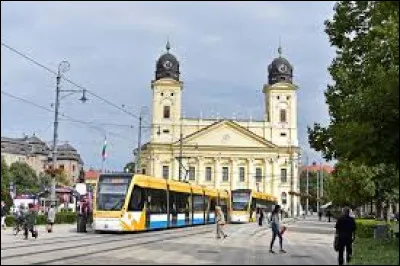 Quelle est, située dans le nord-est du pays, la deuxième ville de Hongrie avec 200 000 habitants ?