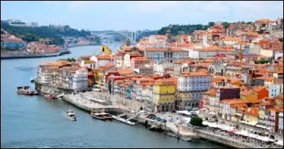 Quelle est, avec 230 000 habitants et environ 1,2 million dans son agglomération, la seconde ville du Portugal ?