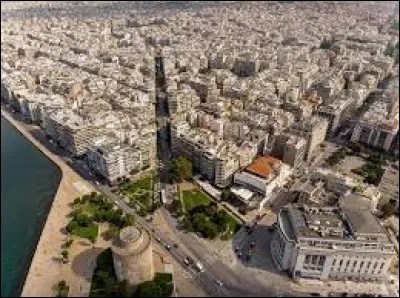 Quelle est, après Athènes, la deuxième ville de Grèce avec 310 000 habitants et 1 million dans son agglomération ?