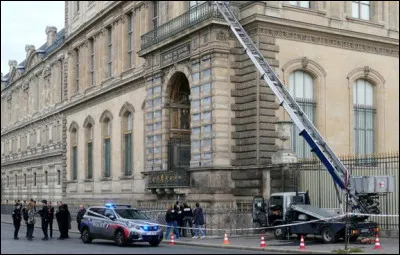 Quel évènement remet en question la présentation des collections ?