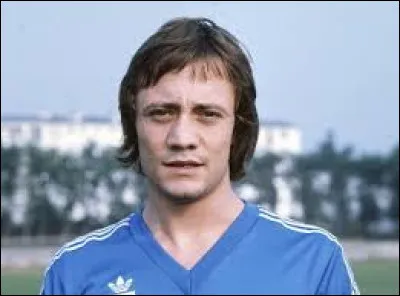 Bernard Lacombe, mort le 17 juin 2025 a effectu&eacute; la quasi totalit&eacute; de sa carri&egrave;re de footballeur, entre 1969 et 1987, dans deux clubs :
