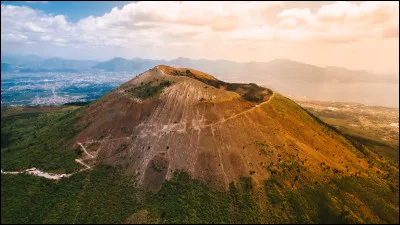 Quel célèbre volcan domine la baie de Naples ?