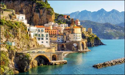 Quel plat mondialement connu est originaire de Naples ?